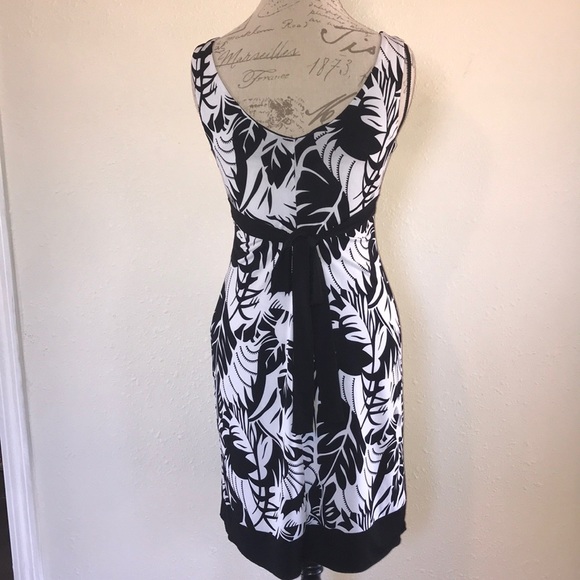 CITY TRIANGLES | Abstract Hawaiian Floral Dress - Picture 3 of 8